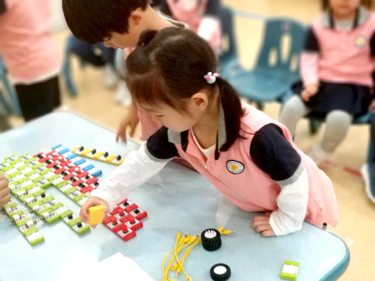 女孩玩咘哩咘哩智能积木 女孩玩咘哩咘哩智能积木